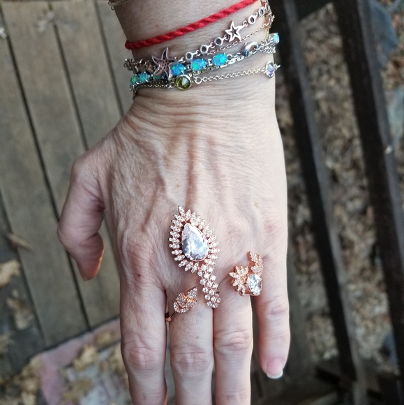 Large white topaz two finger cuff in gold - Picture 4 of 4